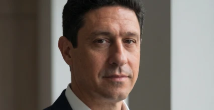 Gustavo Borges em retrato corporativo