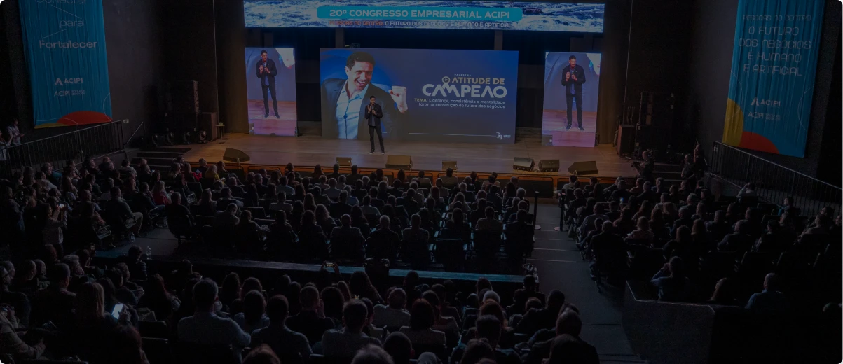 Gustavo Borges palestrando em congresso empresarial para plateia lotada