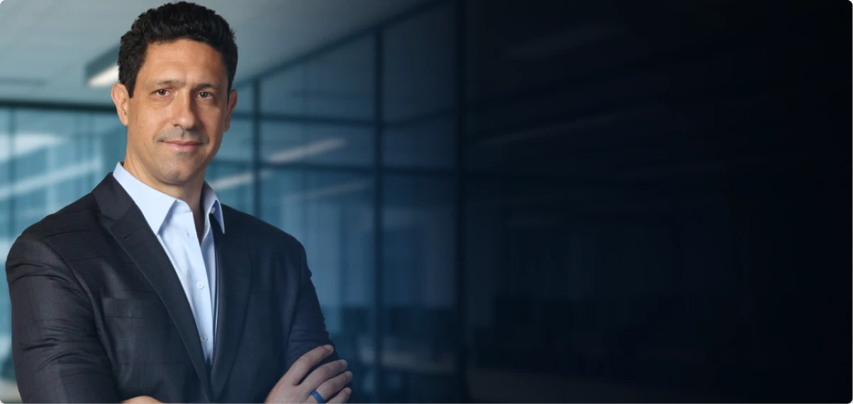 Gustavo Borges de terno em ambiente corporativo